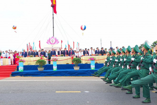 Chủ tịch nước Nguyễn Xuân Phúc cùng lãnh đạo các bộ, ban, ngành và địa phương chứng kiến lễ duyệt binh