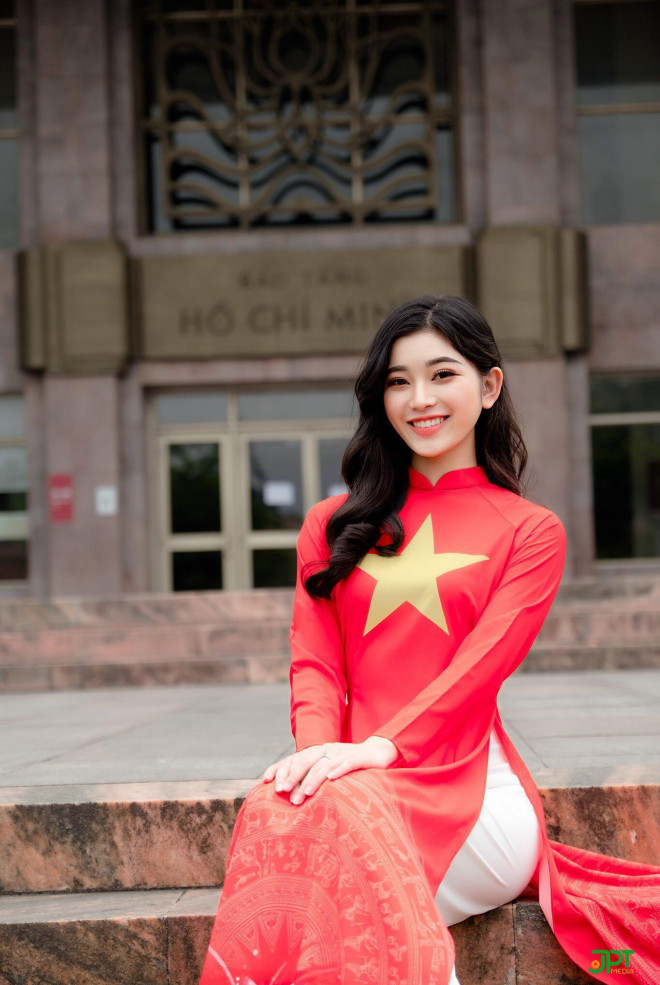 Ao Dai Red flag with yellow star passing through the monuments marking the glorious national history - 1