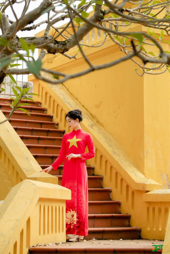Ao Dai Red flag with yellow star passing through the monuments marking the glorious national history - 9