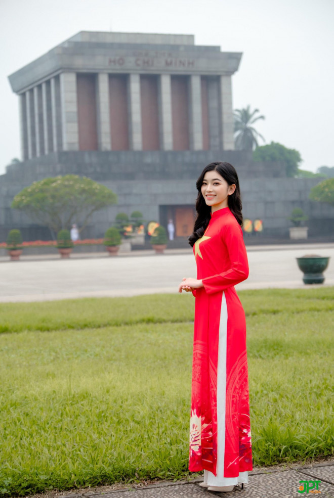 Ao Dai Red flag with yellow star passing through the monuments marking the glorious national history - 11
