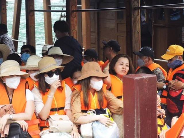 Tin tức trong ngày - Nha Trang đông kín khách trong ngày đầu nghỉ lễ