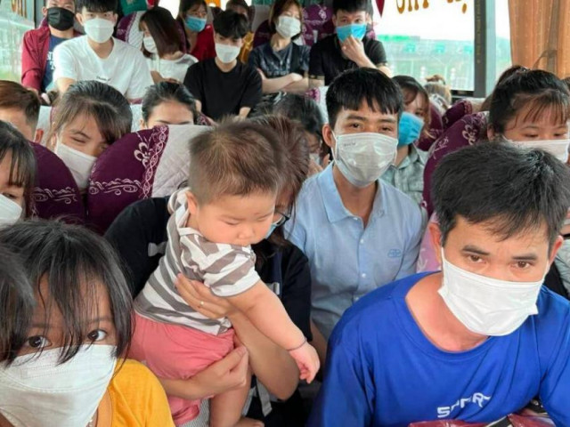 Tin tức trong ngày - Xe 29 chỗ "nhồi" 44 người, tài xế "méo mặt" nhìn mức phạt gần chục triệu