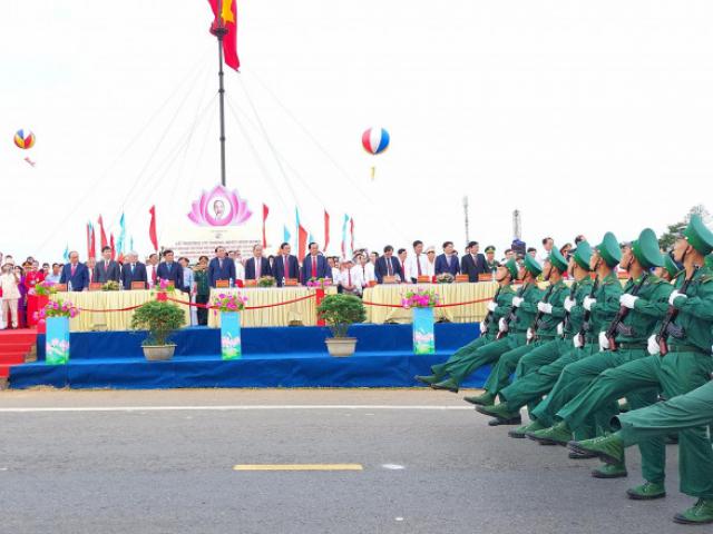 Tin tức trong ngày - Kính cẩn nghiêng mình tại Lễ thượng cờ "Thống nhất non sông"