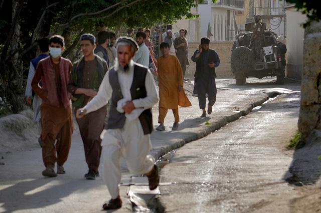 Nổ bom kinh hoàng tại nhà thờ Hồi giáo ở Afghanistan, hơn 50 người chết - 1