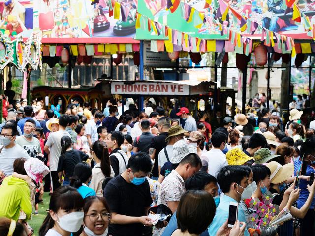 Tin tức trong ngày - Các điểm vui chơi ở Thủ đô đông nghẹt người trong ngày đầu nghỉ lễ