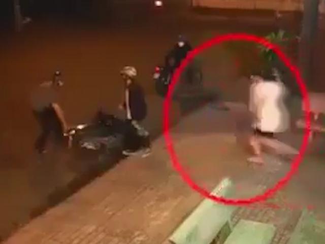 Xe máy - Xe đạp - Clip: Tên cướp táo tợn bị cô vợ hạ gục với nhát đánh chí mạng