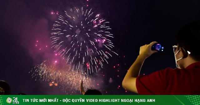 The moment when fireworks lit up in the sky of Ho Chi Minh City on the night of April 30