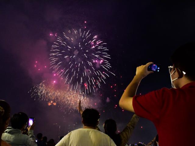 Tin tức trong ngày - Khoảnh khắc pháo hoa rực sáng trên bầu trời TP.HCM đêm 30/4