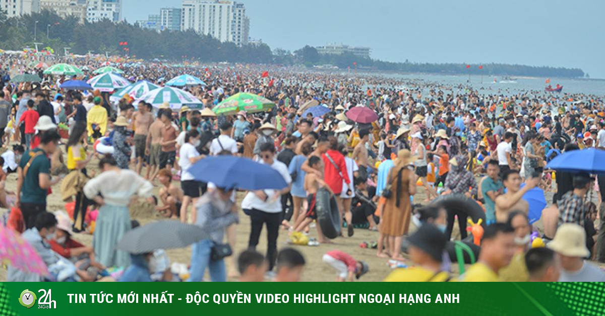Sea of ​​people crowded at Sam Son beach on the first day of the holiday