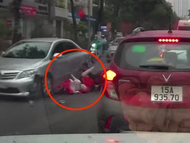Clip: Nữ tài xế đi SH ngã đầu đập vỡ “xế hộp”, lái ô tô phản ứng như chớp tránh họa lớn