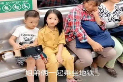 Giáo dục - du học - Chỉ 1 hành động nhỏ trong tàu điện nhưng ai cũng khen 2 đứa trẻ này “được giáo dục tốt”