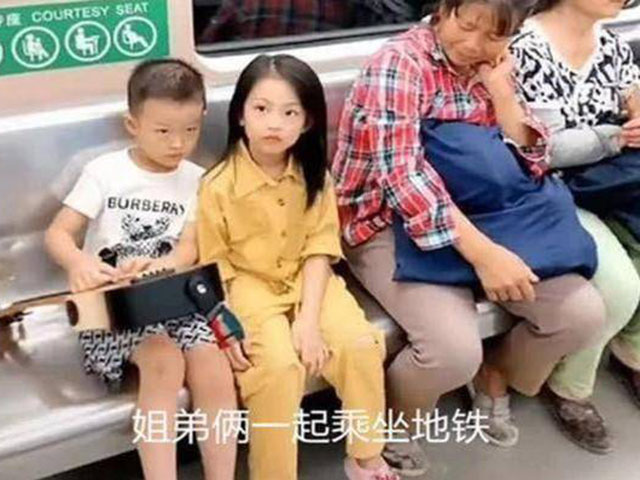Giáo dục - du học - Chỉ 1 hành động nhỏ trong tàu điện nhưng ai cũng khen 2 đứa trẻ này “được giáo dục tốt”