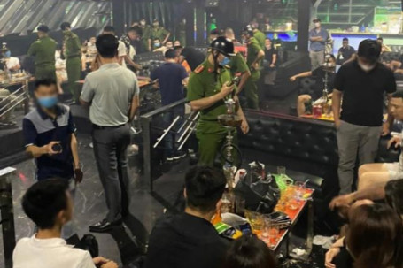Cảnh sát đột kích quán bar, 19 “dân chơi” bị đưa về trụ sở