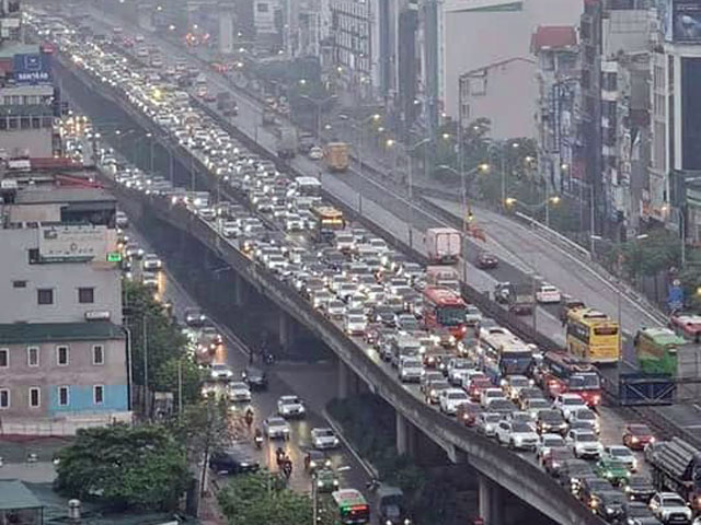 Tin tức trong ngày - Rời Hà Nội để về quê, đi du lịch, hàng nghìn người "chôn chân" nơi cửa ngõ