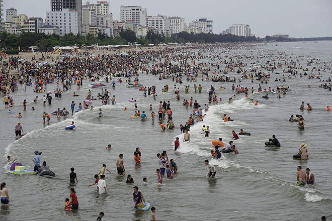 Chiều 30/4, trong ngày nghỉ lễ đầu tiên hàng nghìn người đổ về khu du lịch Sầm Sơn tỉnh Thanh Hóa tắm biển giải nhiệt sau thời gian dài nghỉ ở nhà vì dịch bệnh.