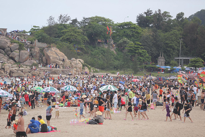 Sea of ​​people crowded at Sam Son beach on the first day of the holiday - 11