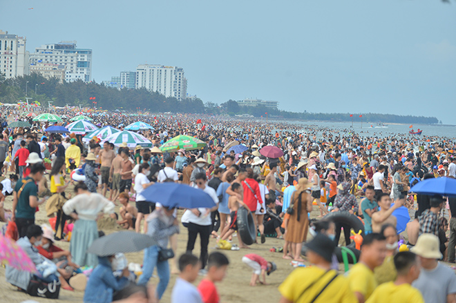 Sea of ​​people crowded at Sam Son beach on the first day of the holiday - 2