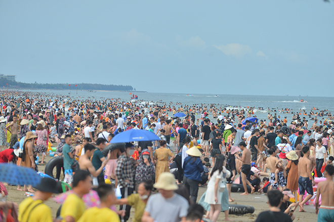 Sea of ​​people crowded at Sam Son beach on the first day of the holiday - 3