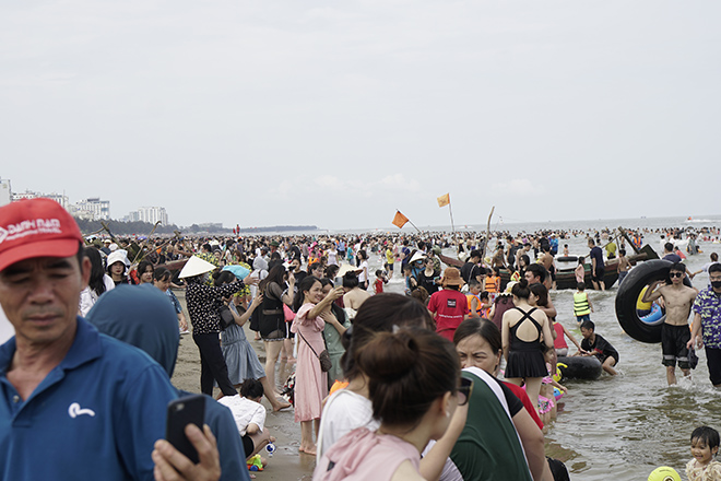 Sea of ​​people crowded at Sam Son beach on the first day of the holiday - 4