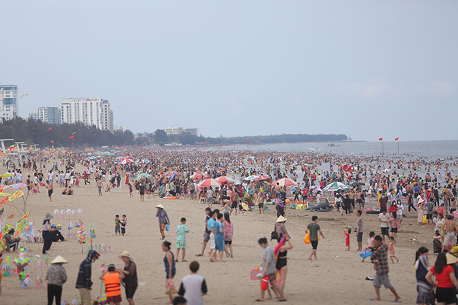 Sea of ​​people crowded at Sam Son beach on the first day of the holiday - 5