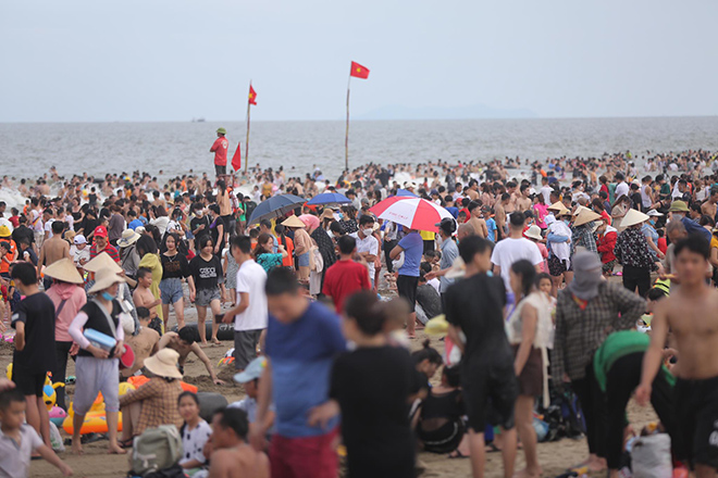 Sea of ​​people crowded at Sam Son beach on the first day of the holiday - 6