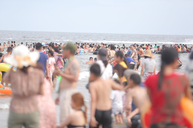 Sea of ​​people crowded at Sam Son beach on the first day of the holiday - 8