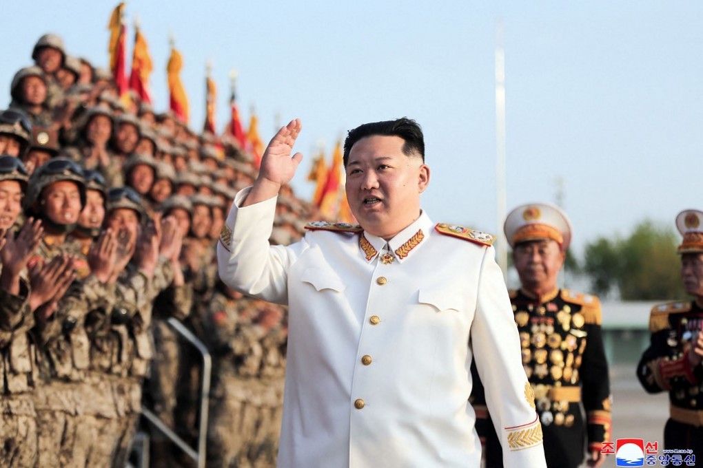 Ông Kim Jong Un trong lễ duyệt binh hôm 25.4 (ảnh: KCNA)