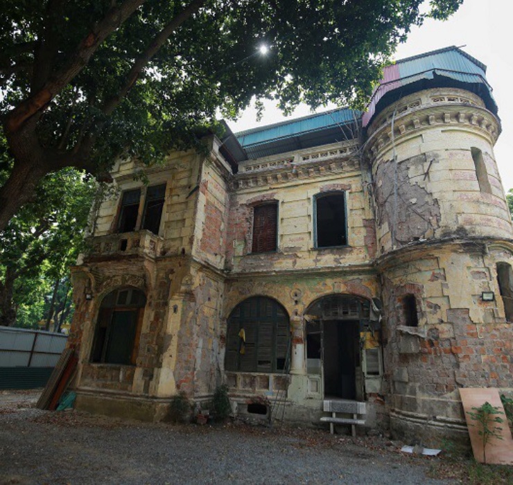 Chẳng hạn như căn biệt thự hai mặt tiền bị bỏ hoang nhiều năm nay ở 46 Hàng Bài (Hà Nội).
