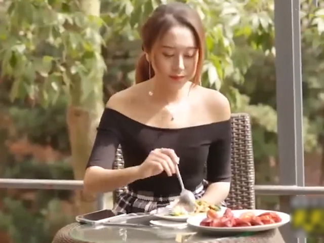 Clip hài hước - Người đàn ông "ga lăng" với gái xinh trong quan buffet và cái kết đắng