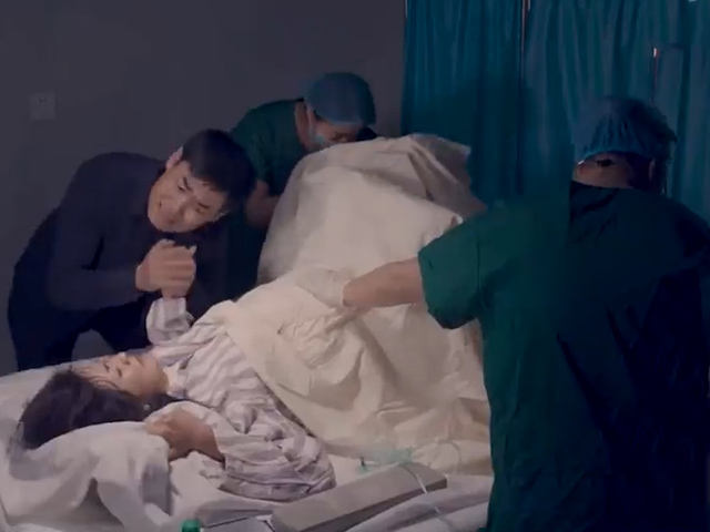 Clip hài hước - Chàng trai đưa vợ đi đẻ có hàng động khó đỡ khiến bác sĩ cũng khiếp sợ