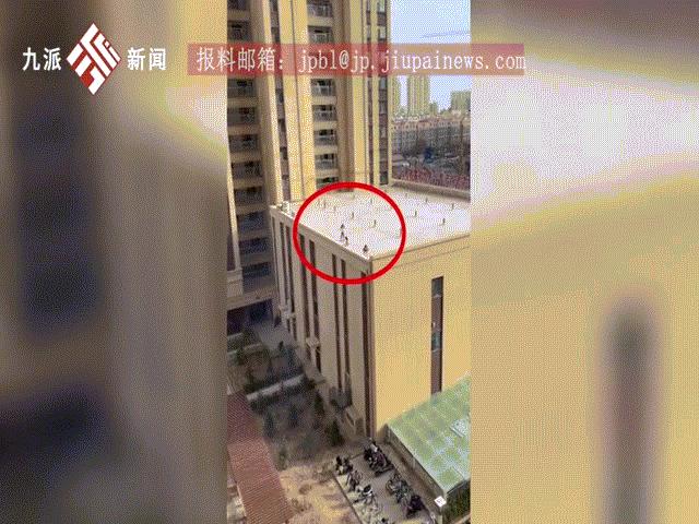 Phi thường - kỳ quặc - Thót tim cảnh nhóm trẻ vô tư trượt patin trên sân thượng tòa nhà cao tầng