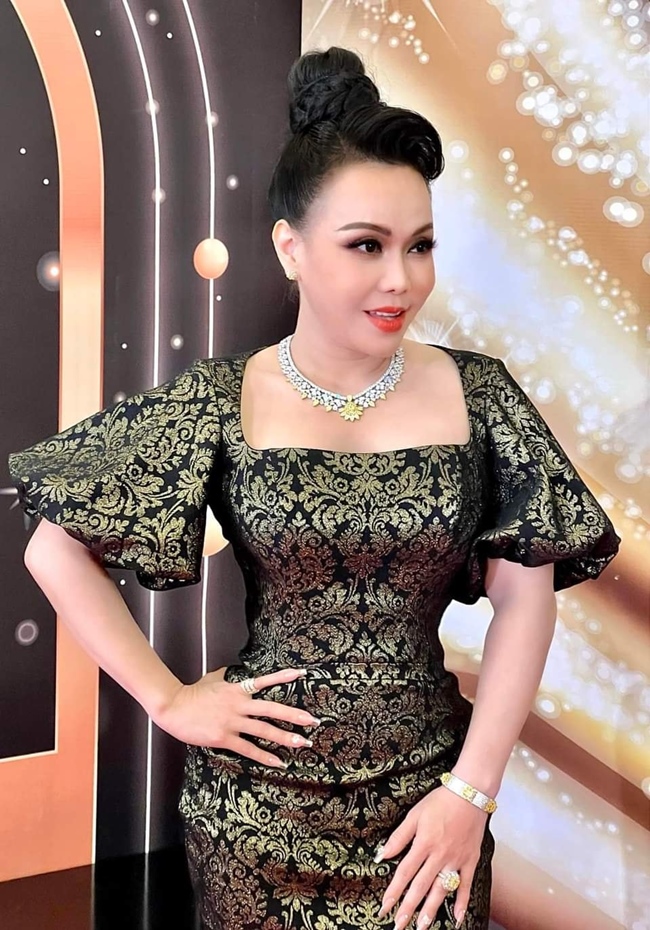 Việt Hương là một trong những nữ danh hài nổi tiếng và đắt show nhất hiện tại ở  Việt Nam lẫn hải ngoại. 
