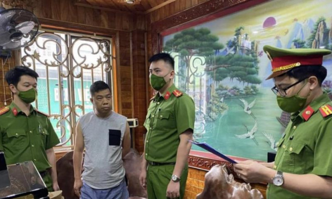 Cơ quan điều tra đọc quyết định khởi tố đối tượng Nguyễn Xuân Tùng.