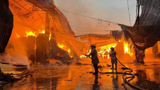 Xưởng gỗ Hà Nội cháy lớn lúc rạng sáng, hàng trăm công an nỗ lực dập lửa - 1