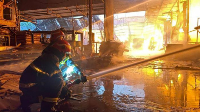 Xưởng gỗ Hà Nội cháy lớn lúc rạng sáng, hàng trăm công an nỗ lực dập lửa - 2