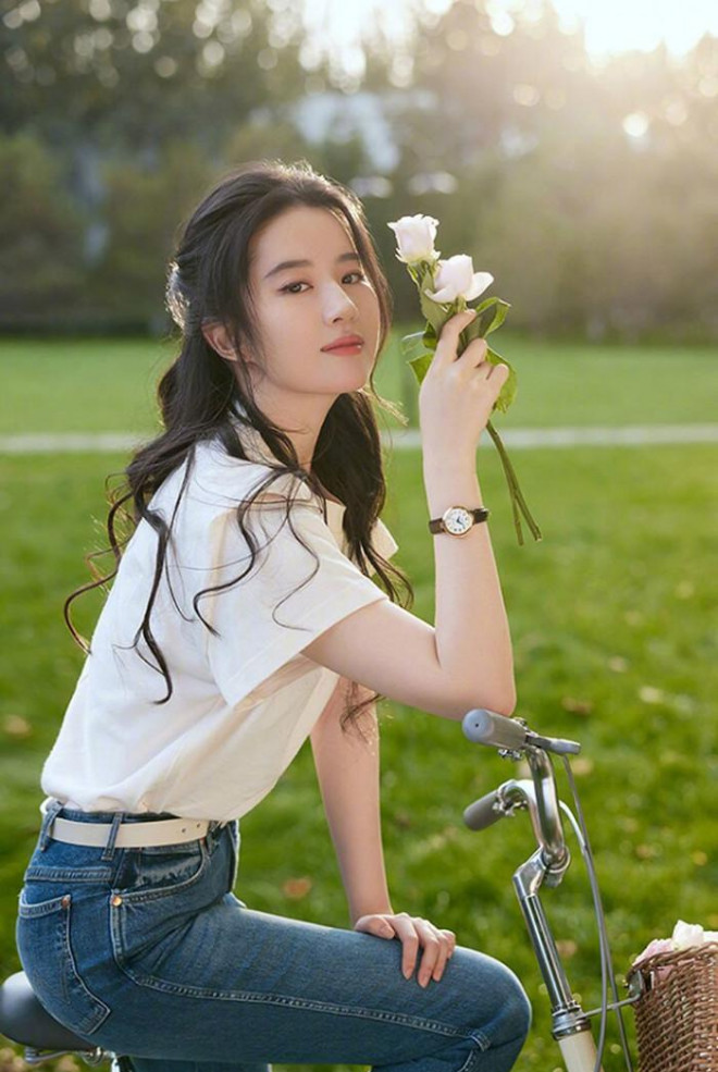 "Startled"  with the beauty of Liu Yifei when paired with young man Ly Hien - 3