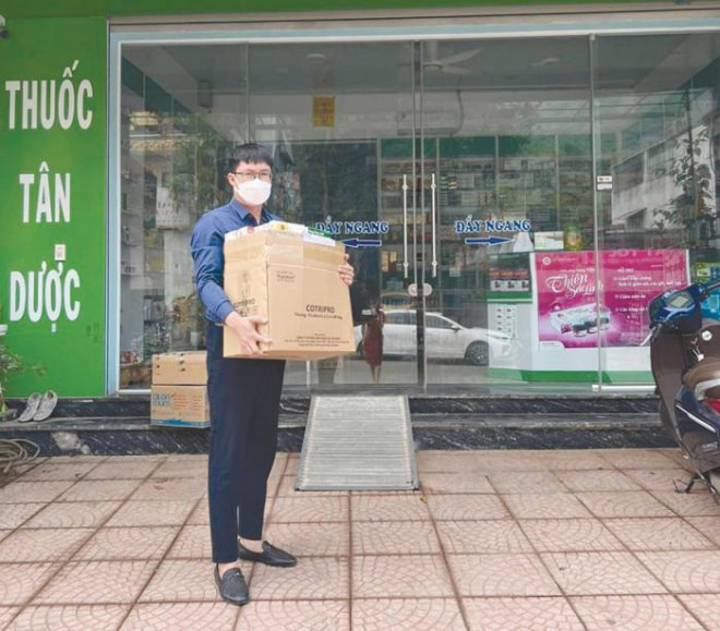 Ông Nguyễn Văn Mến, Giám đốc Công ty Cổ phần Thương mại và Thiết bị y tế Medupharm, kiêm vai giao hàng cho nhà thuốc khi thiếu nhân viên