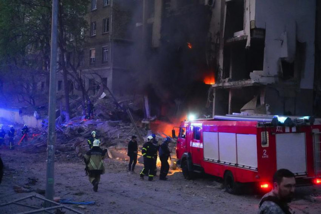 Lính cứu hỏa dập lửa sau một vụ tấn công bằng tên lửa của Nga ở Kiev (Ukraine) hôm 28-4. Ảnh: AP
