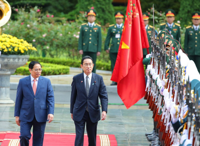 Thủ tướng Phạm Minh Chính và Thủ tướng Nhật Bản duyệt Đội Danh dự Quân đội nhân dân Việt Nam. Ảnh:Hữu Hưng