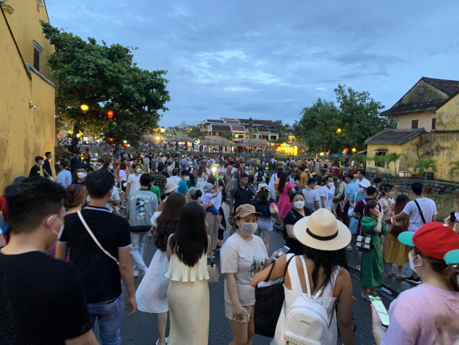 Hàng chục ngàn người đổ về Hội An du lịch, phố cổ ken kín lối - 1