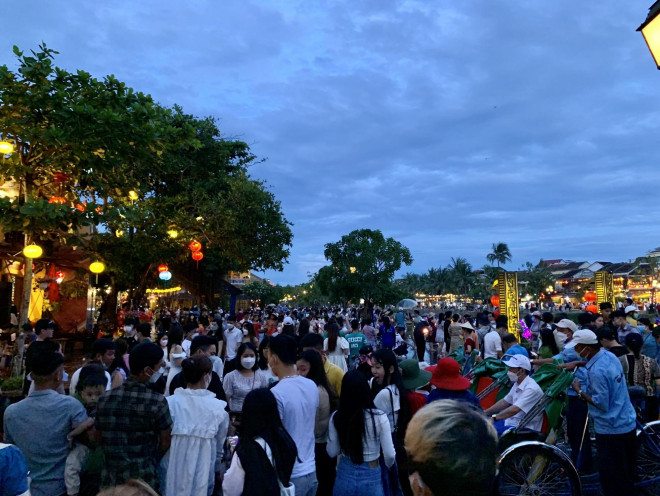 Hàng chục ngàn người đổ về Hội An du lịch, phố cổ ken kín lối - 17