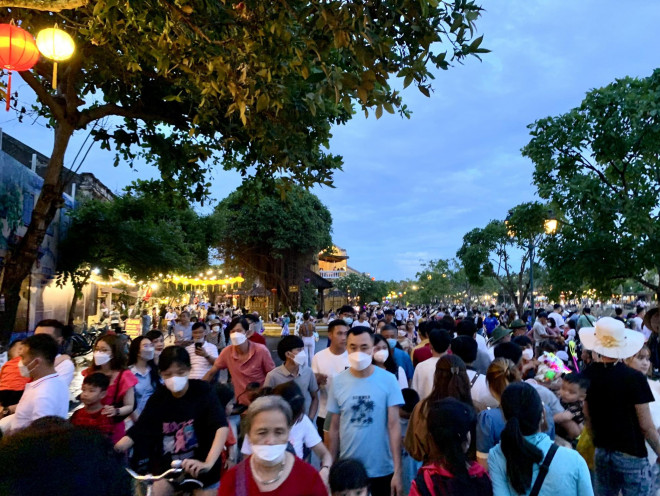 Hàng chục ngàn người đổ về Hội An du lịch, phố cổ ken kín lối - 18