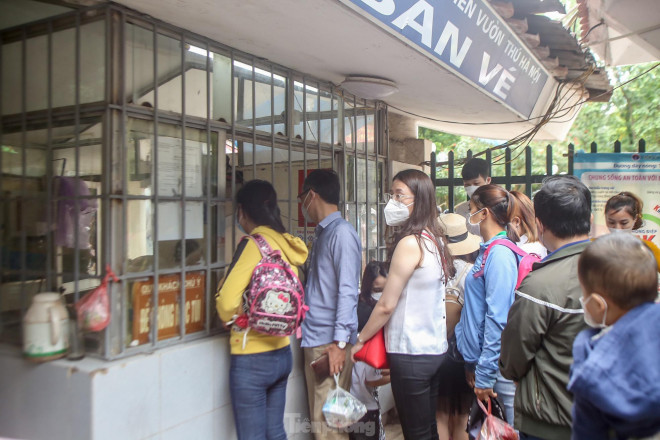 Ghi nhận của PV, hàng ngàn người chọn vườn thú Hà Nội làm điểm đến trong đợt nghỉ lễ 30/4 -1/5, mặc dù đã bố trí hai khu vực bán vé cho người dân tuy nhiên phải xếp hàng khoảng 20-30 phút mới có thể mua vé vào.
