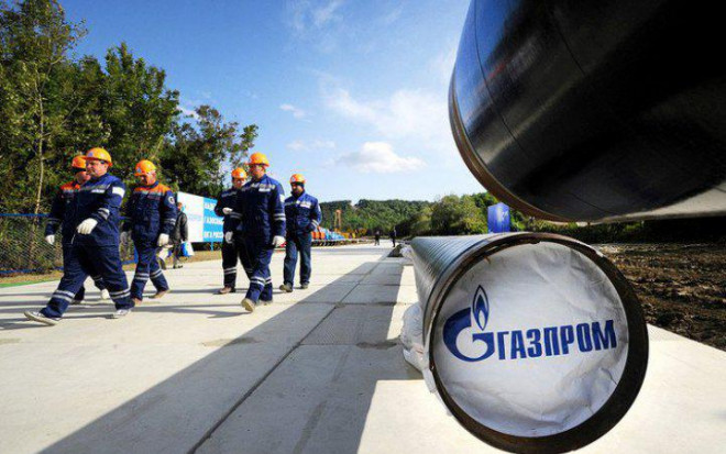 Bloomberg nhận định, Tập đoàn năng lượng Gazprom được hưởng lợi từ việc giá dầu và giá khí đốt tăng vọt trong thời kỳ khủng hoảng năng lượng tồi tệ nhất ở Châu Âu trong nhiều thập kỷ. Ảnh: The Guardian.
