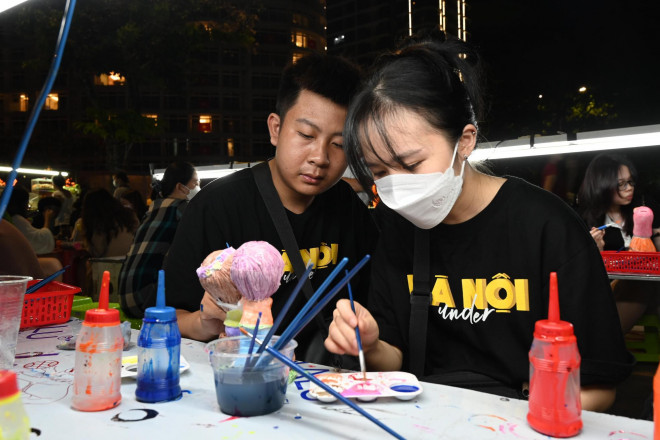 "Hot trend"  Painting a statue at the foot of the Han River turning bridge attracts young people - 7