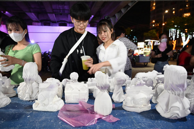 "Hot trend"  Painting a statue at the foot of the Han River turning bridge attracts young people - 9