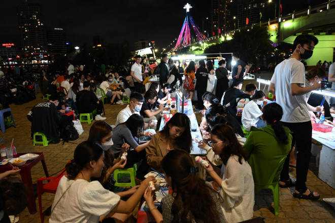 "Hot trend"  Painting a statue at the foot of the Han River turning bridge attracts young people - 16