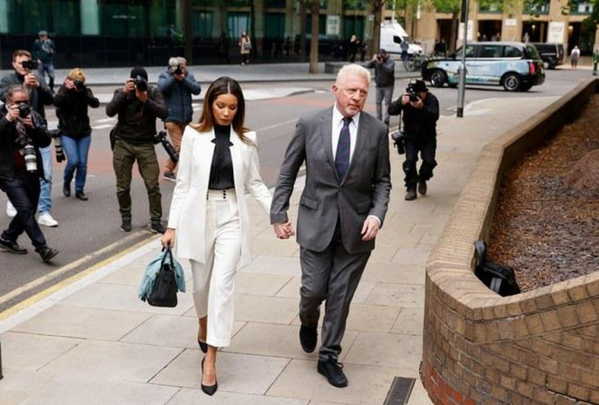 Becker cùng vợ hờ Lilly đến tòa tại London