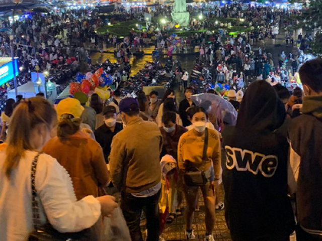 Tin tức trong ngày - "Biển người" chen chân ở chợ đêm Đà Lạt bất chấp trời mưa