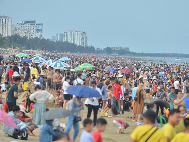 Biển người chen chân tại bãi biển Sầm Sơn ngày đầu nghỉ lễ